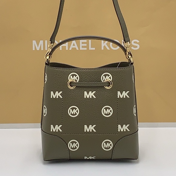 MICHAEL KORS
Mercer Small Logo Embossed Leather Bucket Bag
COLOR OLIVE
NWT - Picture 16 of 16